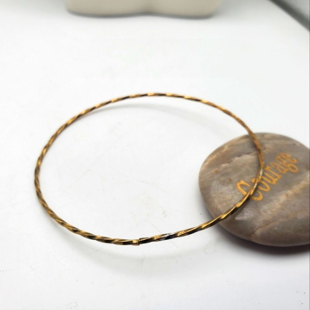 Gold brushed‎ twist bracelet